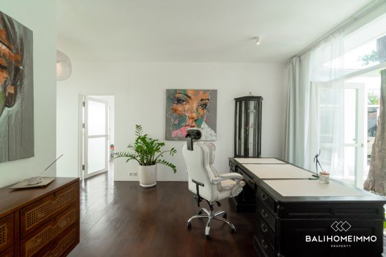 Image 12 from Villa moderne avec 2 chambres et bureau à vendre à Pererenan