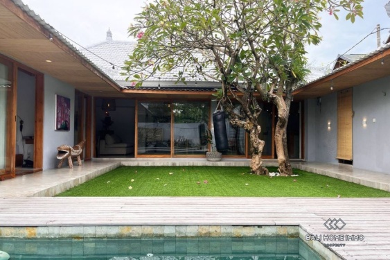 Villa Keluarga 2 Kamar + 1 Ruang Kerja yang Baru Direnovasi untuk Dijual di Umalas, Bali