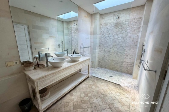 Image 13 from Villa 4 Kamar yang Baru Direnovasi untuk Dijual dengan Status Hak Milik di Berawa, Bali
