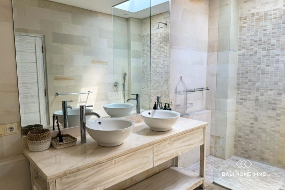 Image 14 from Villa 4 Kamar yang Baru Direnovasi untuk Dijual dengan Status Hak Milik di Berawa, Bali