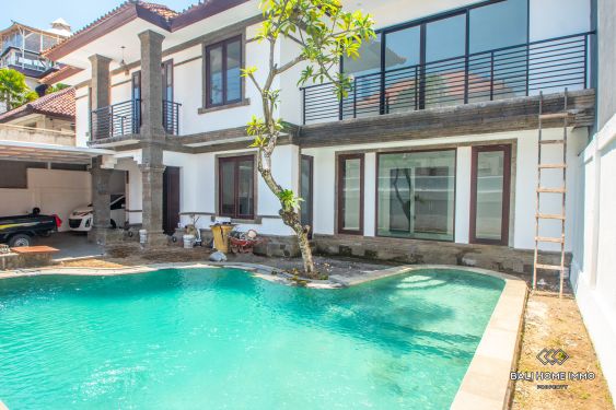 Vila 4 Kamar Tidur yang Baru Direnovasi Disewakan Tahunan di Bali Petitenget