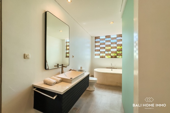 Image 13 from Vila 2 Kamar Tidur Terbuka di Area Utama Petitenget Disewakan Bulanan