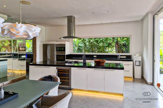 Image 8 from Villa Pemandangan Sawah 4 Kamar Dijual di Bali Kerobokan