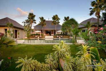 Image 1 from Ricefield view 4 bedroom for sale leasehold in Canggu Padonan