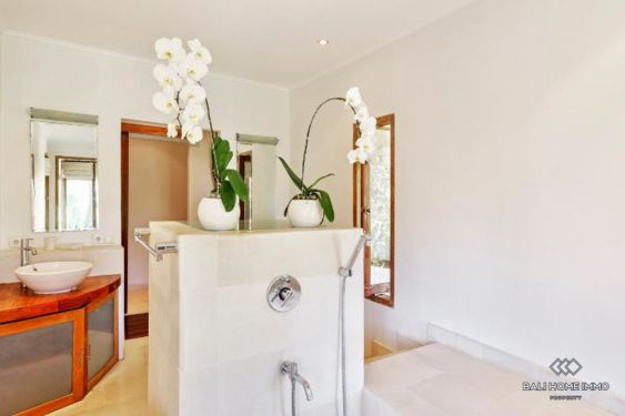 Image 9 from Spacieuse villa de 5 chambres à vendre en location au cœur de Petitenget Bali