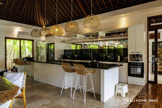 Image 13 from Villa de 5 chambres avec vue sur la ceinture de verdure à vendre près de Berawa Canggu