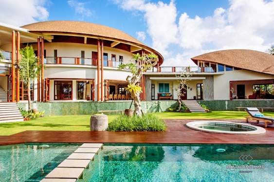 Image 1 from Villa luas dengan 5 kamar untuk disewa bulanan di Umalas, Bali.