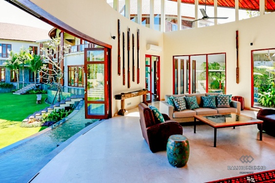 Image 4 from Villa luas dengan 5 kamar untuk disewa bulanan di Umalas, Bali.