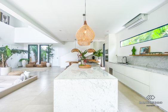 Image 12 from VILLA 5 KAMAR TIDUR LUAS DIKONTRAKAN DI TEPI PANTAI PERERENAN BALI