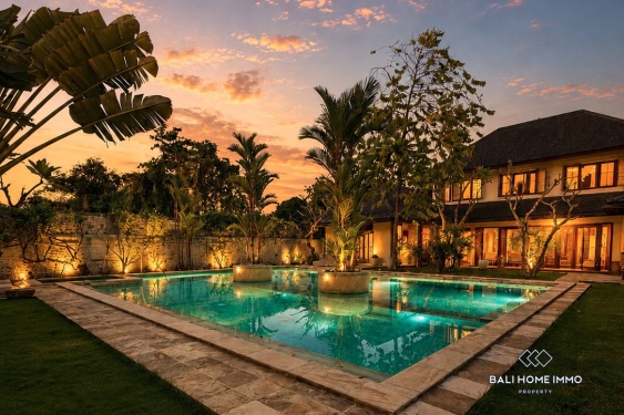 Spacieuse villa de 6 chambres à vendre, à quelques pas de la plage de Mertasari à Sanur