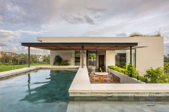 Villa menakjubkan dengan 3 kamar tidur dijual dengan status hak sewa di Bali Pantai Pererenan Lyma