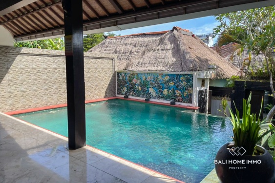 Image 3 from Villa Tradisional 3 Kamar dengan Rooftop Pemandangan Laut Dijual di Jimbaran