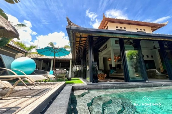 Villa tropicale de 4 chambres à coucher à vendre en bail emphytéotique à Seminyak, Bali