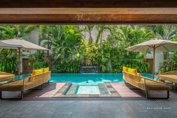 Image 4 from Villa mewah tropis 4 kamar dijual dengan status hak sewa di Pererenan, Bali.