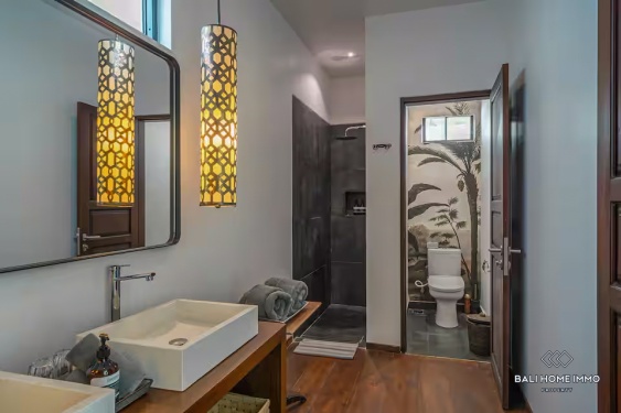 Image 16 from Villa mewah tropis 4 kamar dijual dengan status hak sewa di Pererenan, Bali.