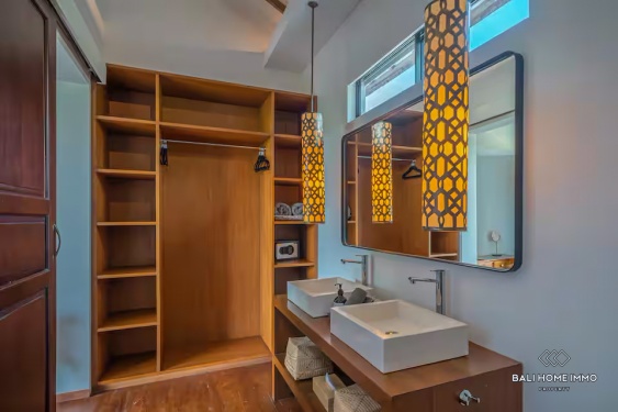 Image 14 from Villa mewah tropis 4 kamar dijual dengan status hak sewa di Pererenan, Bali.