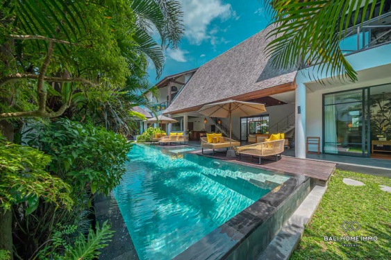 Image 1 from Villa mewah tropis 4 kamar dijual dengan status hak sewa di Pererenan, Bali.