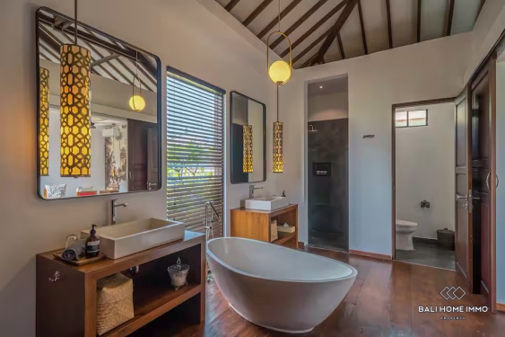 Image 15 from Villa mewah tropis 4 kamar dijual dengan status hak sewa di Pererenan, Bali.