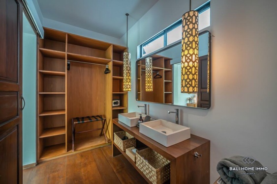 Image 17 from Villa mewah tropis 4 kamar dijual dengan status hak sewa di Pererenan, Bali.