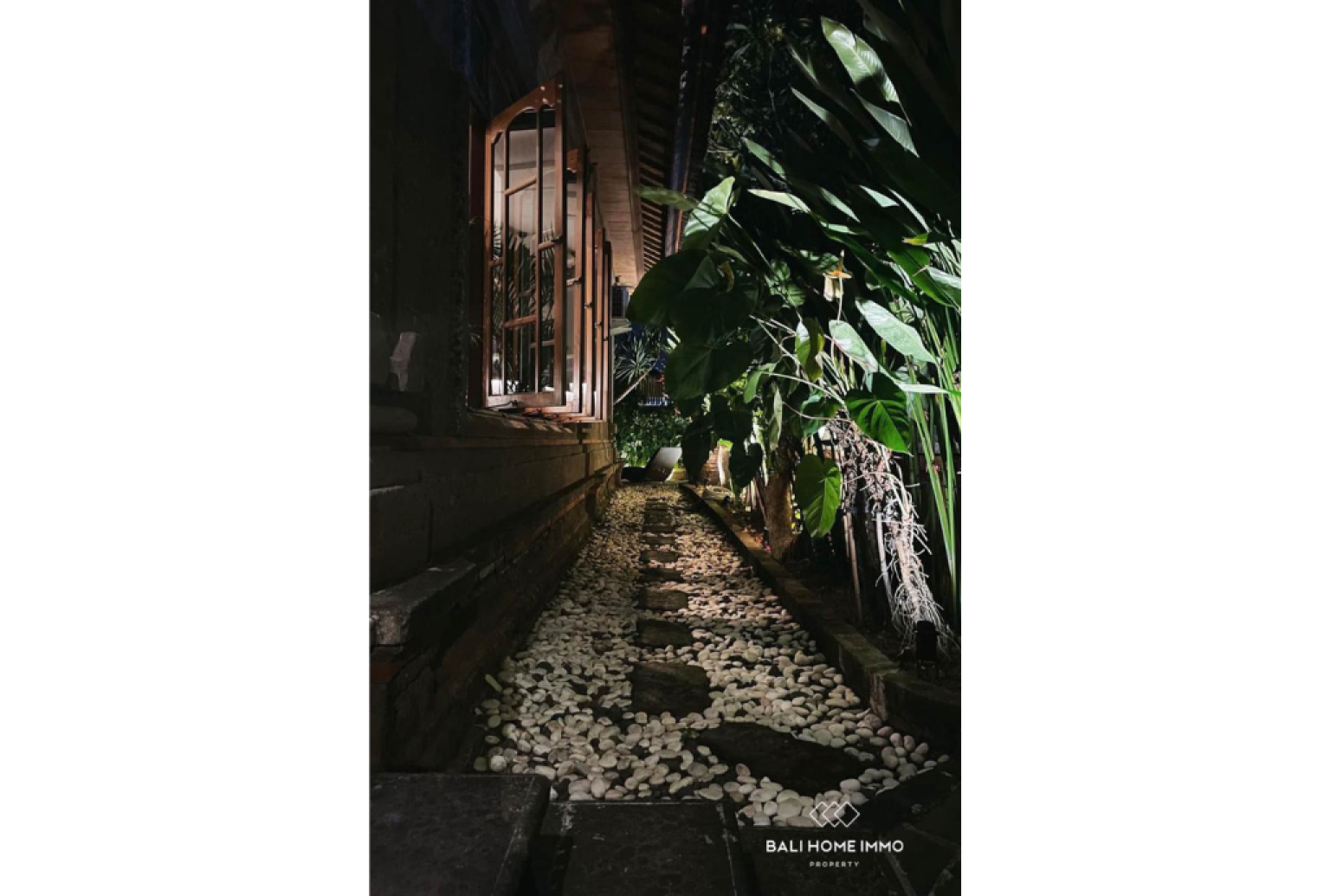 Traditional Balinese-Style House 2 Bedrooms + 1 Office For Rent In Umalas view 12