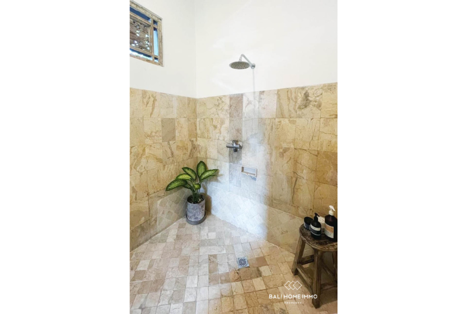 Traditional Balinese-Style House 2 Bedrooms + 1 Office For Rent In Umalas view 9