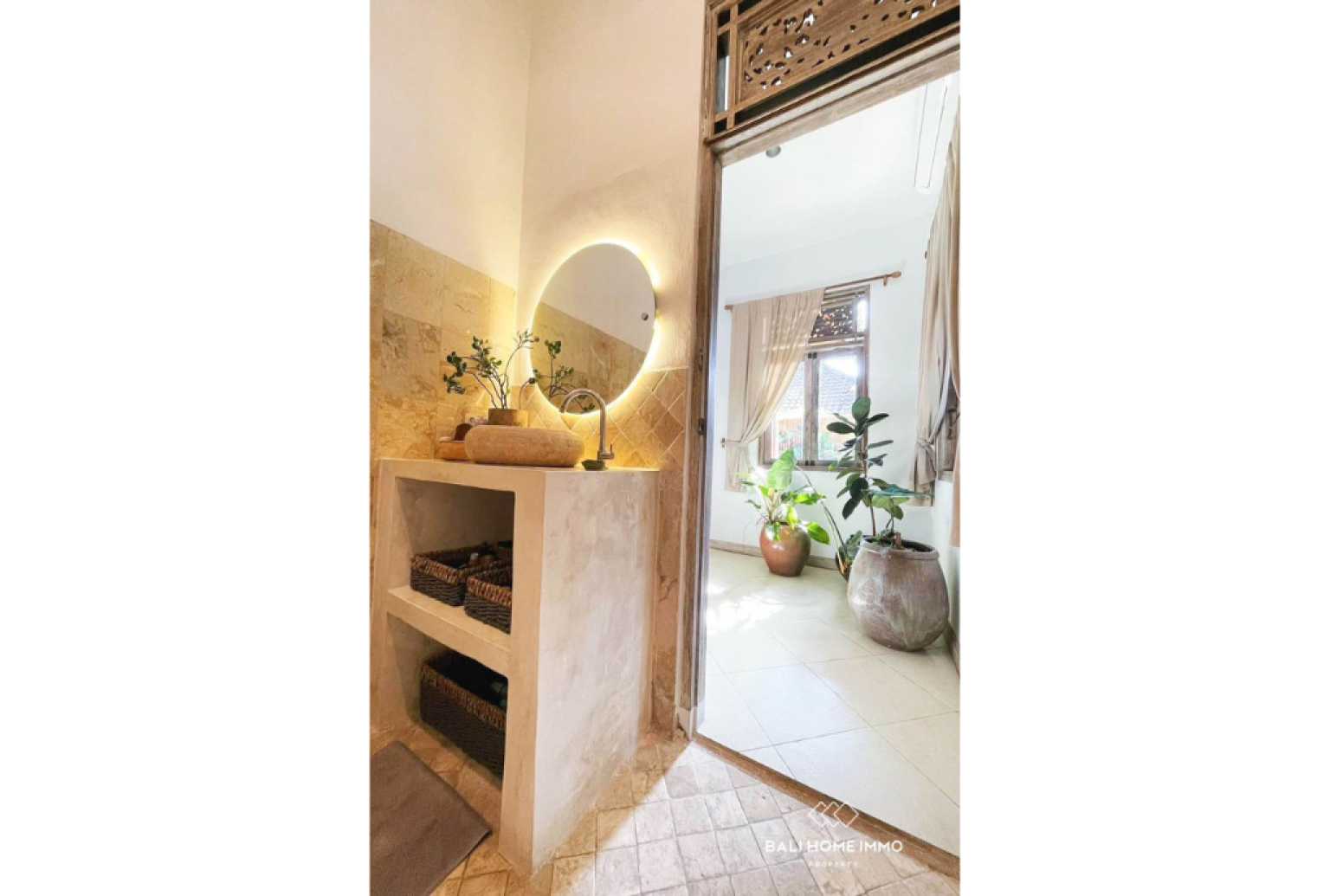 Traditional Balinese-Style House 2 Bedrooms + 1 Office For Rent In Umalas view 8