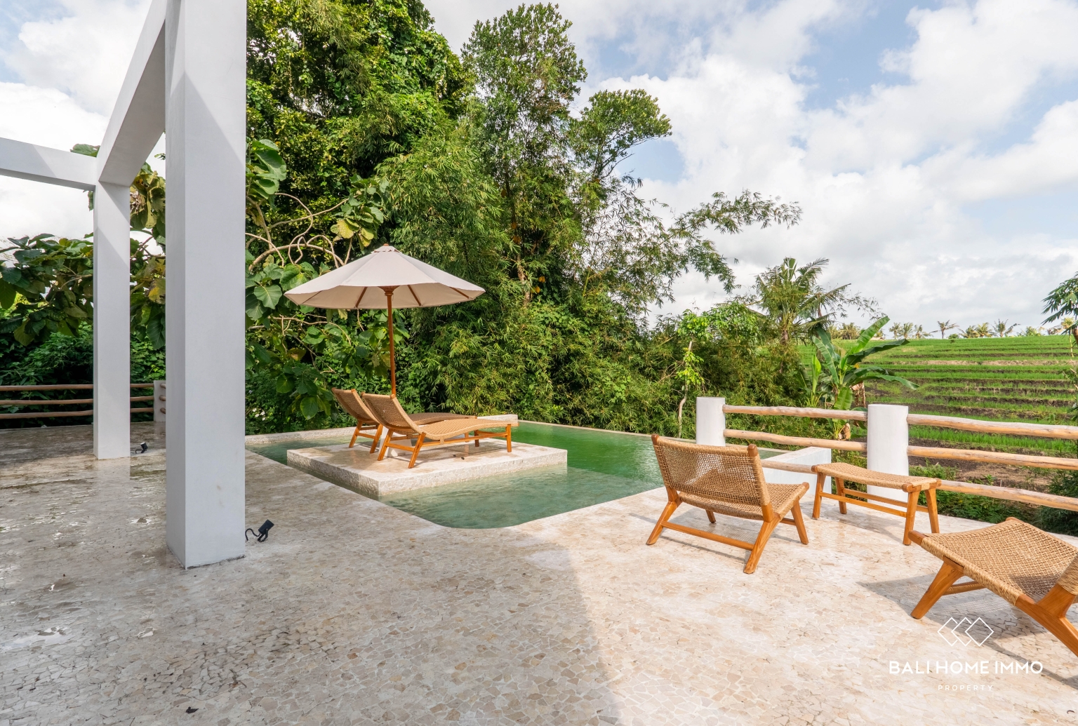 Villa paisible de 3 chambres avec vue sur les rizières, à vendre et à louer à Kedungu view 2