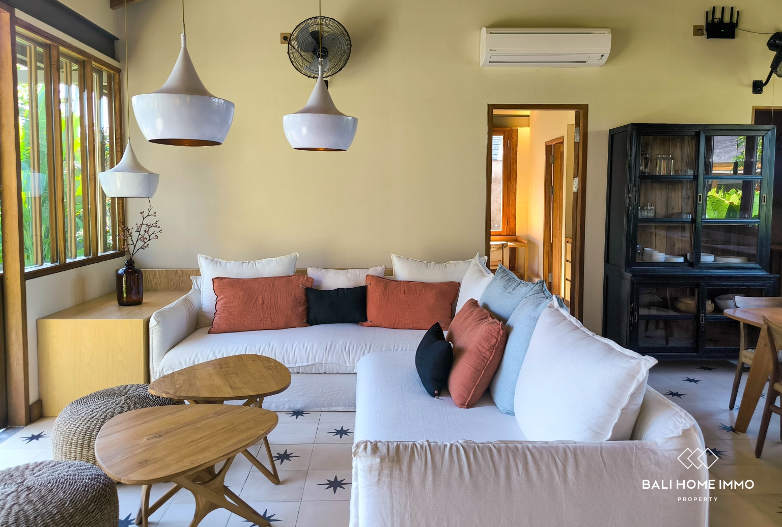 Tropical 2-Bedroom Beachside Villa For Rent in Seseh view 3