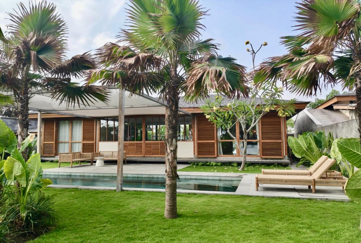 Tropical 2-Bedroom Beachside Villa For Rent in Seseh view 2