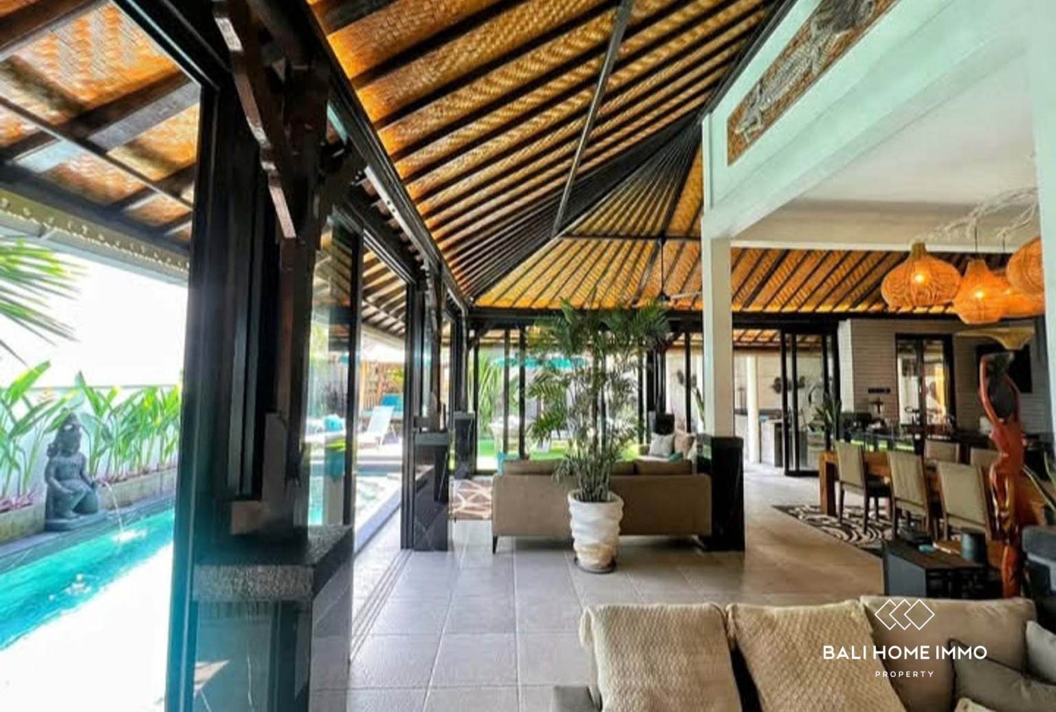 Villa tropicale de 4 chambres à coucher à vendre en bail emphytéotique à Seminyak, Bali view 2