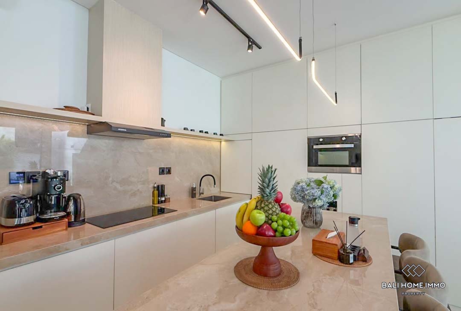 Well designed 2 bedrooms villa in a complex for sale in Bali, Canggu, Berawa view 7